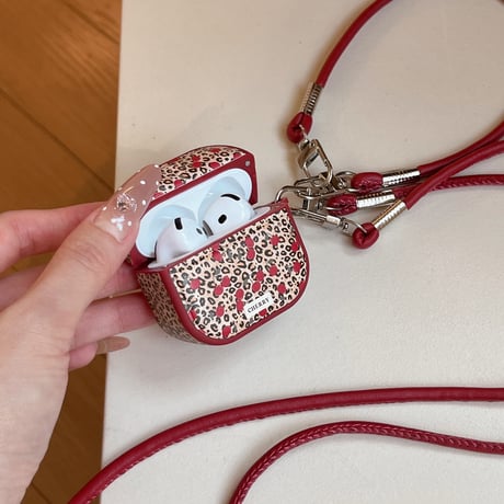 Airpods 5 対応ケース レオパード×チェリー柄 Airpodspro3/2/カバー Airpods4/3 2WAYストラップ付き レザー調 大人可愛い[M6830]