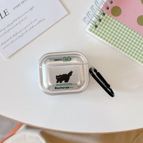 Airpods 5 対応ケース メタリックシルバー 黒猫 Airpodspro3/2/カバー Airpods4/3 カラビナ付き 指紋防止[M6804]