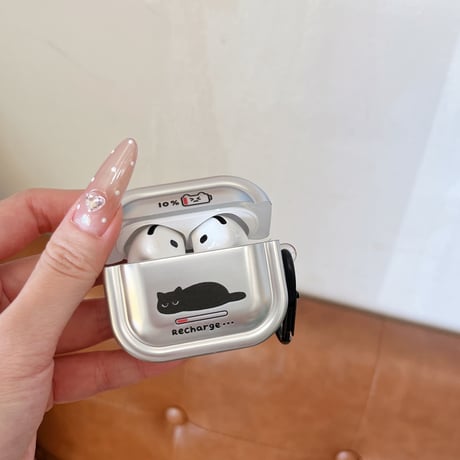 Airpods 5 対応ケース メタリックシルバー 黒猫 Airpodspro3/2/カバー Airpods4/3 カラビナ付き 指紋防止[M6804]