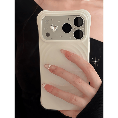 ハート型ダイヤ iPhone18Pro/18ProMax カメラ保護カバー 小粒のストーン iPhone17ProMax iPhone17Pro キラキラ 人気品[M6893]