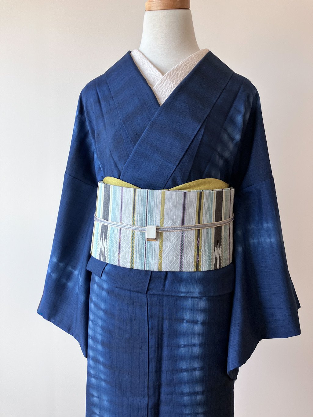 ストライプ柄の紬お着物　袷　柔らか紬 藍色 絞り縞模様 袷紬 正絹 大きめサイズ［K178］ | kimono ulala