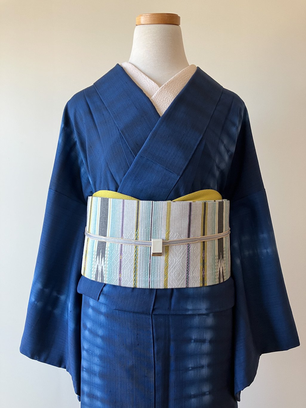 正絹 紬 絞り染め 袷 着物 藍色 絞り縞模様 袷紬 正絹 大きめサイズ［K178］ | kimono ulala