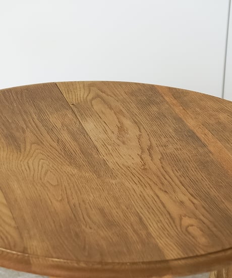 ラウンド型のカフェテーブル
