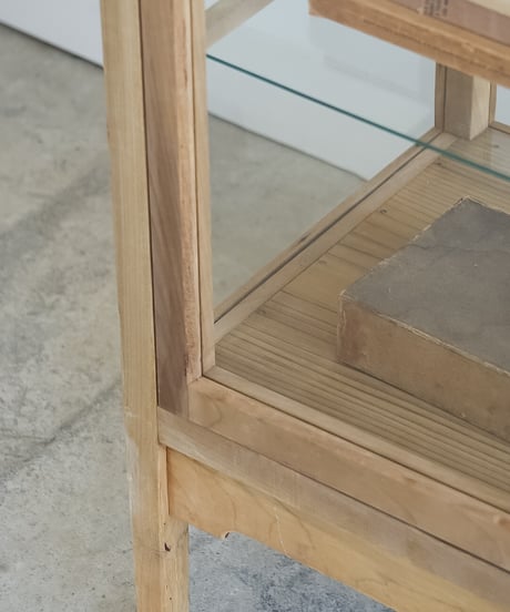 スリムな縦型ショーケース