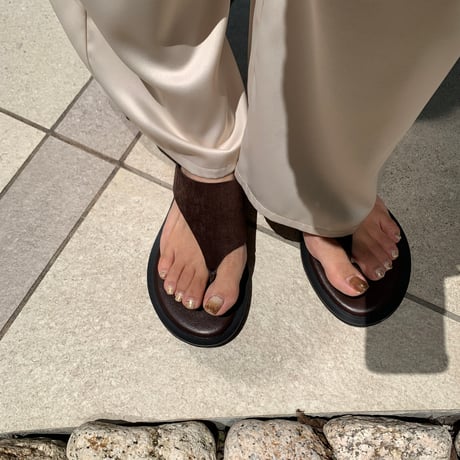 受注商品・ニュアンスフェイクスエードフラットトングサンダル