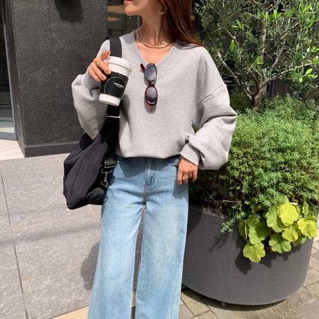 Vネックデザインスウェット