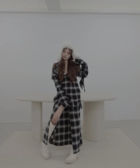 ［Black］ランダムフリルフードシャツドレス / Random Frill Hooded Shirt Dress