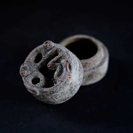梅本尋司　U32-5　出土釉縄文の蓋物　小