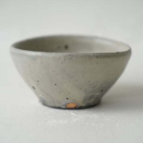 馬場勝文　12-C　荒土（粉引）たわみ小湯呑