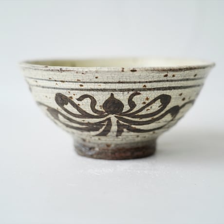 梅本尋司　U51-1　粉青鉄絵草花文茶碗