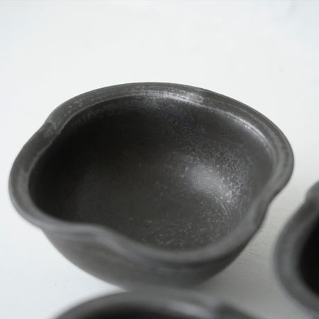 馬場勝文　35　黒釉　輪花豆鉢　深 　※個体差あり