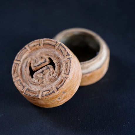 梅本尋司　U32-3　出土釉縄文の蓋物　小