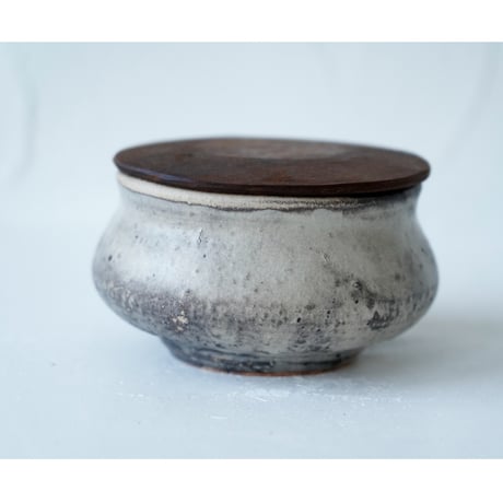 馬場勝文　162　荒土（粉引）　木の蓋物