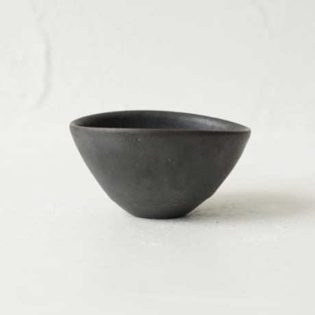 馬場勝文　44-B　黒釉　たわみ小湯呑
