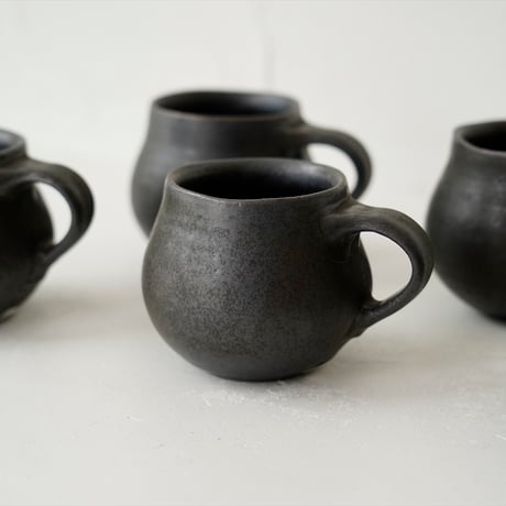 馬場勝文　29　黒釉 　丸マグカップ 　※個体差あり