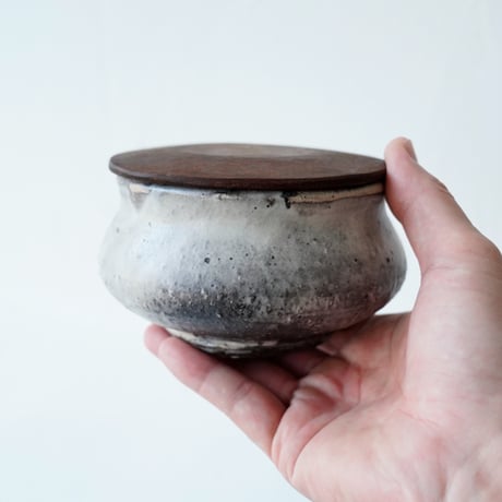 馬場勝文　162　荒土（粉引）　木の蓋物