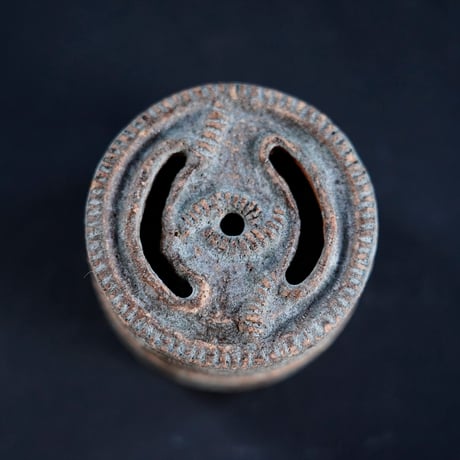 梅本尋司　U32-2　出土釉縄文の蓋物　小