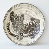 梅本尋司　U65-2　粉青掻落虎文8寸皿