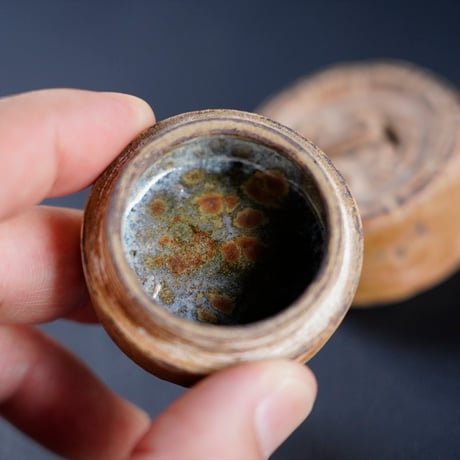 梅本尋司　U32-3　出土釉縄文の蓋物　小