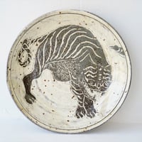 梅本尋司　U65-1　粉青掻落虎文8寸皿