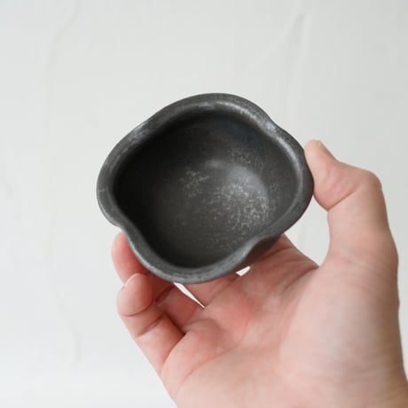 馬場勝文　35　黒釉　輪花豆鉢　深 　※個体差あり