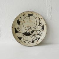 梅本尋司　U54-2　粉青掻落牡丹文5寸皿