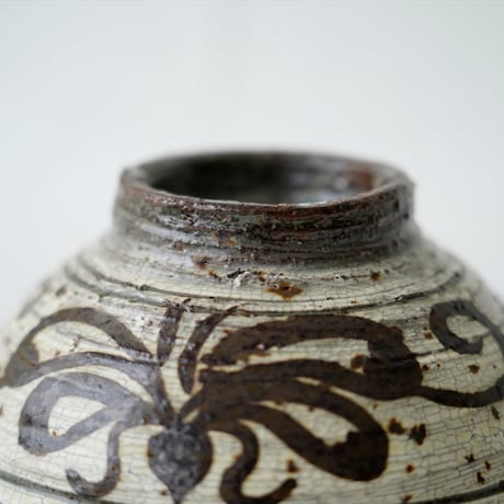 梅本尋司　U51-1　粉青鉄絵草花文茶碗
