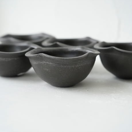 馬場勝文　35　黒釉　輪花豆鉢　深 　※個体差あり