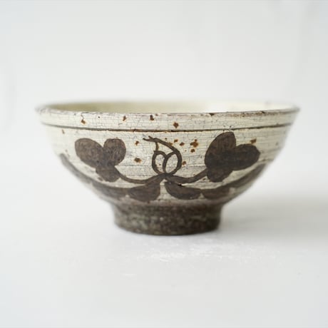 梅本尋司　U51-2　粉青鉄絵草花文茶碗