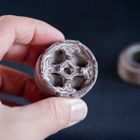 梅本尋司　U32-4　出土釉縄文の蓋物　小