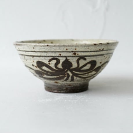 梅本尋司　U51-1　粉青鉄絵草花文茶碗