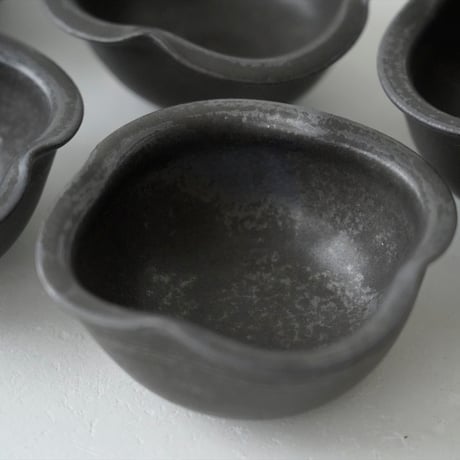 馬場勝文　35　黒釉　輪花豆鉢　深 　※個体差あり