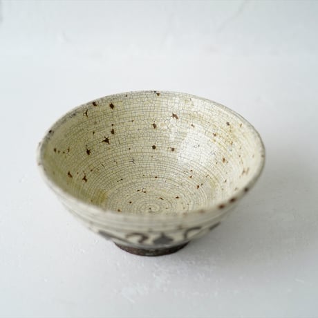 梅本尋司　U51-1　粉青鉄絵草花文茶碗