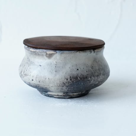 馬場勝文　162　荒土（粉引）　木の蓋物