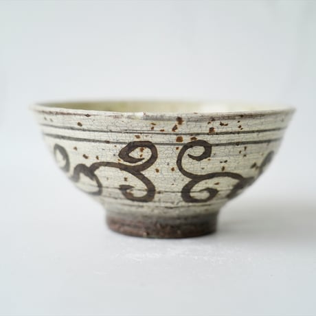 梅本尋司　U51-1　粉青鉄絵草花文茶碗