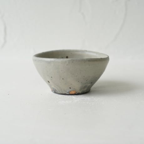 馬場勝文　12-C　荒土（粉引）たわみ小湯呑