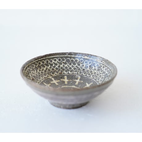 梅本尋司　U43-1　三島手針突文平杯