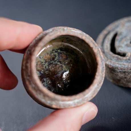 梅本尋司　U32-2　出土釉縄文の蓋物　小