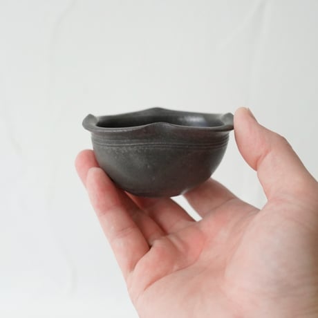 馬場勝文　35　黒釉　輪花豆鉢　深 　※個体差あり