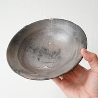 NO.37-B　芳賀稔　埋め焼き赤7寸リム鉢