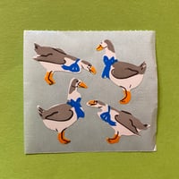 リボンを巻いてるガチョウ シール　RIBBON GOOSE STICKER