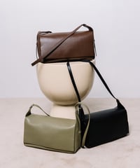 【B-26418】BEAURE FLAP WIDE SHOULDER BAG｜フラップ ワイド ショルダーバッグ