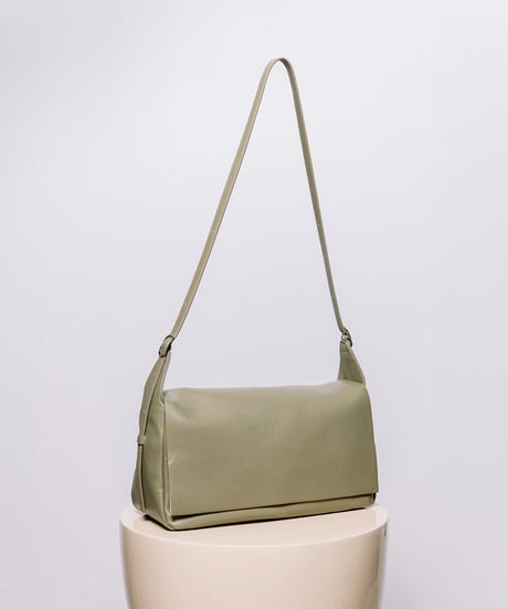 【B-26418】BEAURE FLAP WIDE SHOULDER BAG｜フラップ ワイド ショルダーバッグ