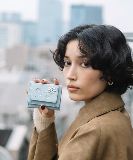 【B-26329】BEAURE シープ フラワースタッズ 三つ折りウォレット