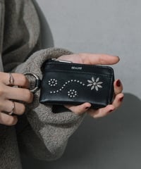 【B-26328】BEAURE　カウレザー フラワースタッズ ミニフラグメントケース