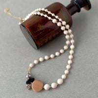 ナチュラルなセミロングのネックレス