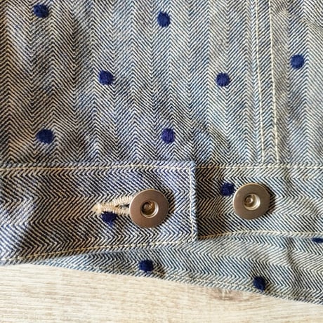 ドット刺繍柄ヘリンボーンデニムノーカラーＧジャン