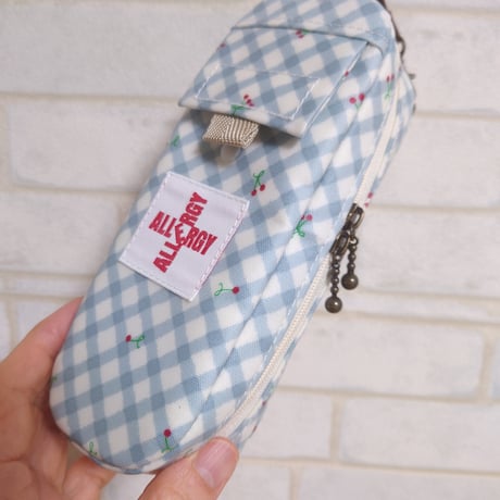 【送料無料】ひょっこりエピペンポーチ１本両開きタイプ　くすみブルー• チェリーとクロスチェック 柄ラミネート生地【No.20260716】
