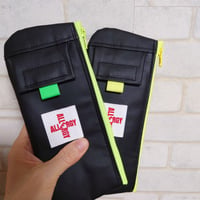 【送料無料】　ひょっこりエピペンポーチ　薄型ペンポーチタイプ〈持ち手無し〉　ネオン色＆ブラックラミネート生地【No.20260909ab】