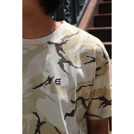 EVISEN SKATEBOARDSゑ®︎ | E LOGO CAMO TEE (Sand Camo)